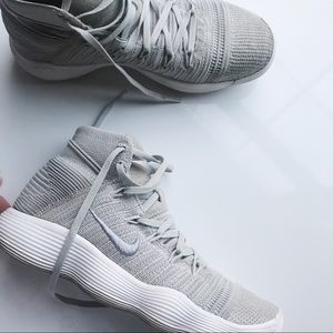 NIKE REACT HYPERDUNK FLYKNIT BASKETBALL SNEAKER